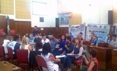 Con la ausencia de concejales oficialistas y funcionarios, pidieron que se abran los polideportivos