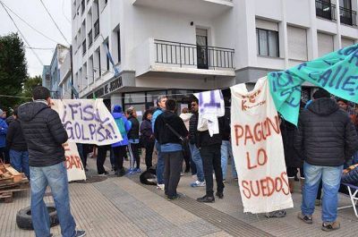 Sigue el reclamo judicial y docente mientras hoy cobrar� la ex 591