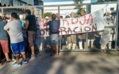 Trabajadores despedidos bloquean la planta de Cresta Roja en Esteban Echeverria