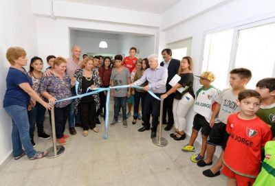 En medio del conflicto docente, massista inaugur� dos escuelas