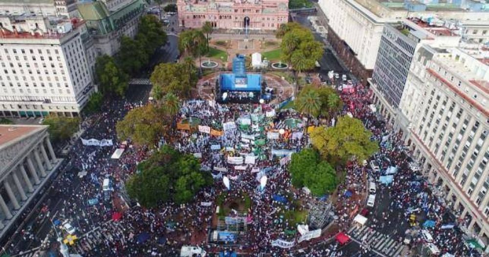Las CTA llenaron la Plaza de Mayo y pidieron el fin del modelo neoliberal