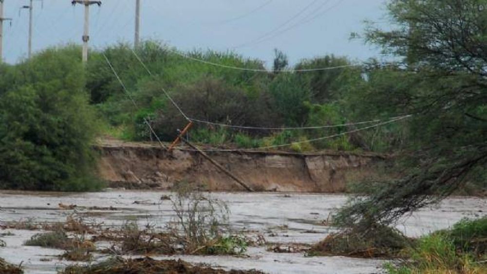 El r�o arrastr� torres y dej� sin energ�a al 60% del Valle Central