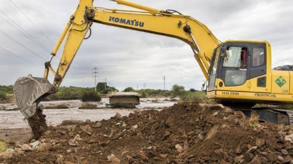 Trabajan para reparar los graves da�os en puentes y rutas