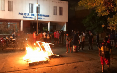 Brutal represi�n de la Polic�a Bonaerense en comedor comunitario en Lan�s