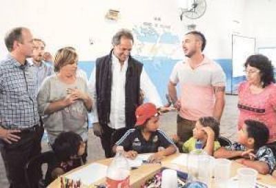 Con la mirada en las PASO, Scioli visit� Lomas de Zamora