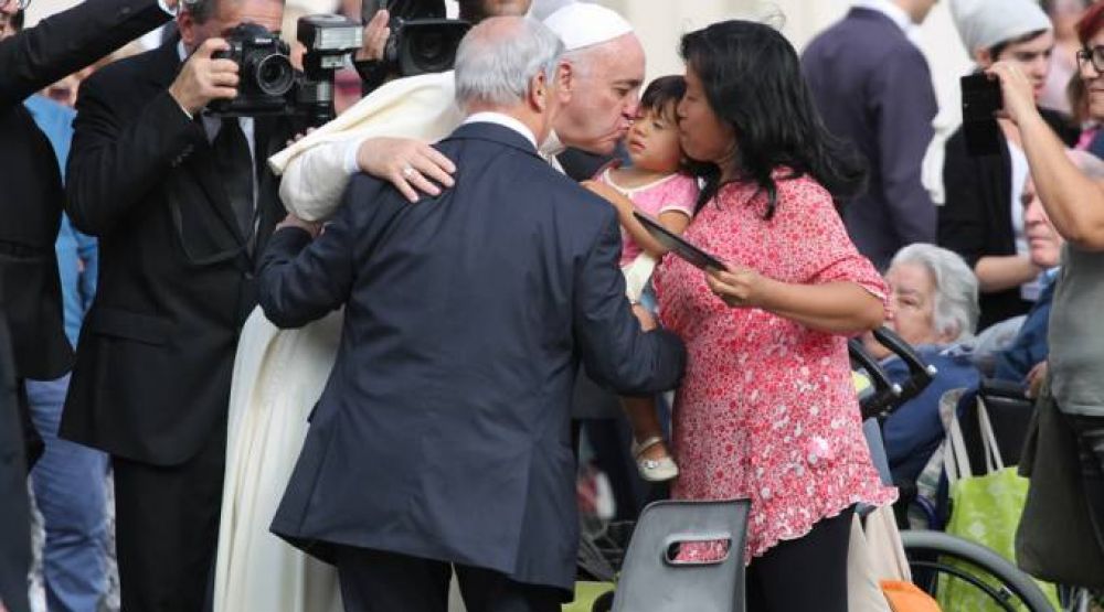 Solo desde el amor en la familia se puede regenerar el mundo, afirma el Papa