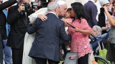 Solo desde el amor en la familia se puede regenerar el mundo, afirma el Papa