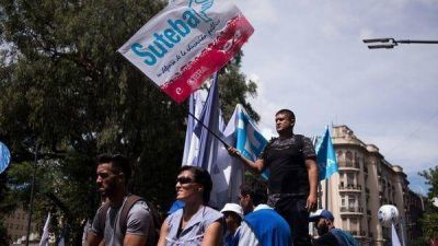 Los gremios docentes bonaerenses postergaron la decisi�n sobre un nuevo paro y pidieron reunirse con Vidal
