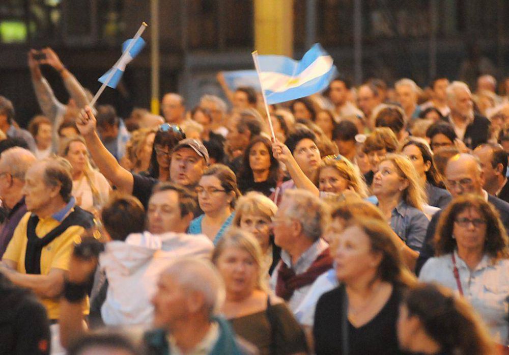#1A: multitudinaria marcha en la ciudad en respaldo del gobierno