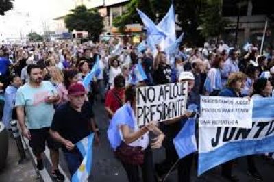 Pese al creciente rechazo, miles de personas salieron a las calles para apoyar al gobierno nacional
