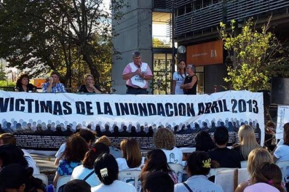 Bajo la consigna �justicia, obras y subsidios� los inundados vuelven a marchar en La Plata