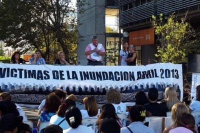 Bajo la consigna �justicia, obras y subsidios� los inundados vuelven a marchar en La Plata