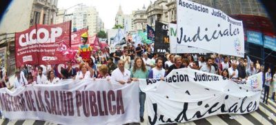 Con paros y marchas, judiciales y m�dicos exigieron la reapertura de las paritarias
