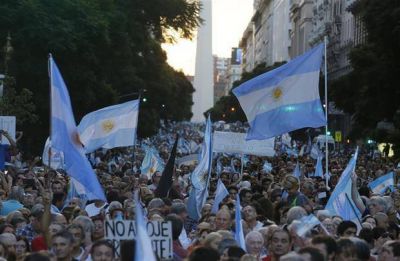Revitalizado por el apoyo, el Gobierno ratifica el rumbo y anuncia medidas