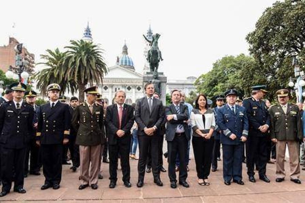 Malvinas: Es nuestro deber como argentinos honrar la memoria de nuestros hroes, dijo Balh 