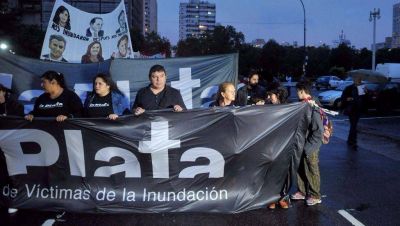Bajo otra lluvia, vecinos recordaron la tragedia del 2 de abril en La Plata