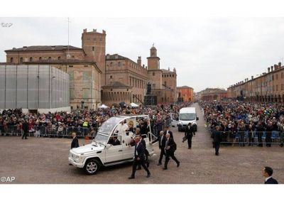 Francisco visita el Seminario Diocesano de Carpi y almuerza con el Clero