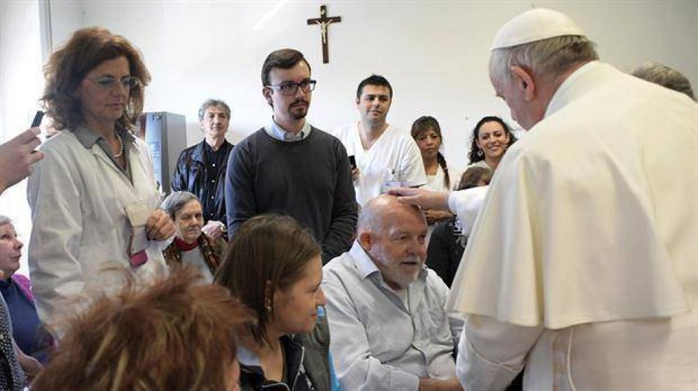 Otra salida sorpresa del Papa: fue a visitar un centro para no videntes