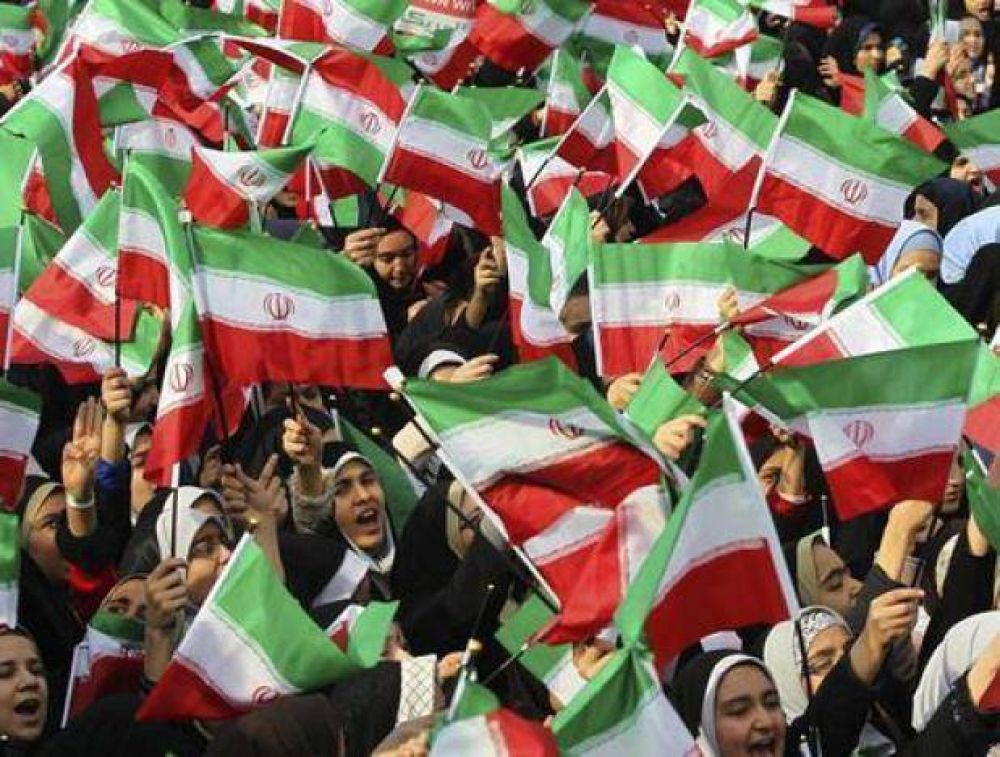 Iranes conmemoran el Da de la Repblica Islmica