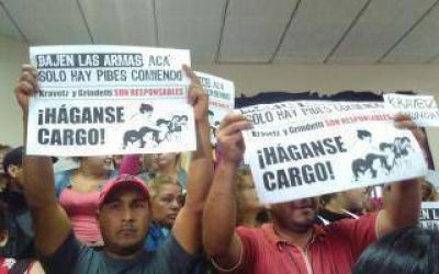 Tras la represi�n en un comedor, Grindetti fue escrachado en el Concejo de Lan�s