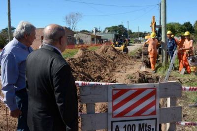 Obras de cloacas y redes de agua que beneficiar�n a m�s de 18 mil vecinos