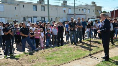 El intendente entreg� 30 casas al sindicato de trabajadores de la industria