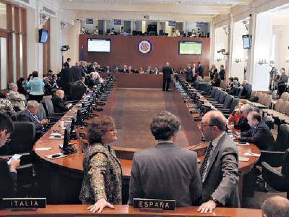 Duro texto de la OEA con Maduro