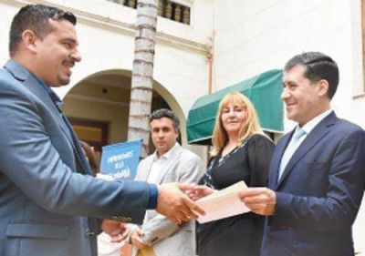 Entregan fondos para fortalecer la econom�a social en el Interior