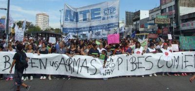 Multitudinaria marcha contra la �represi�n� en el comedor