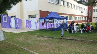 �Estamos de pie, en defensa de la escuela p�blica�