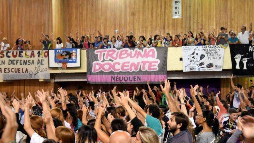 Los maestros deciden hoy en asambleas si aceptan la oferta oficial