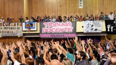 Los maestros deciden hoy en asambleas si aceptan la oferta oficial