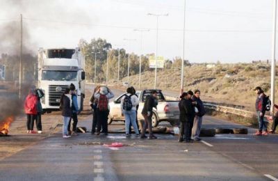 Desocupados de la Uocra cortan el tr�nsito a petroleras