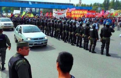 Paro nacional : Hubo tensi�n entre manifestantes y Gendarmer�a en Neuqu�n