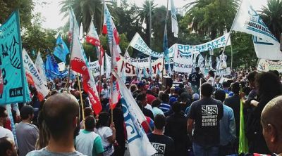 Paro de la CGT: cientos de bahienses marcharon en el centro