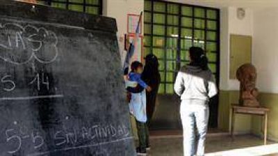 Crece la puja con los docentes por el descuento en los sueldos