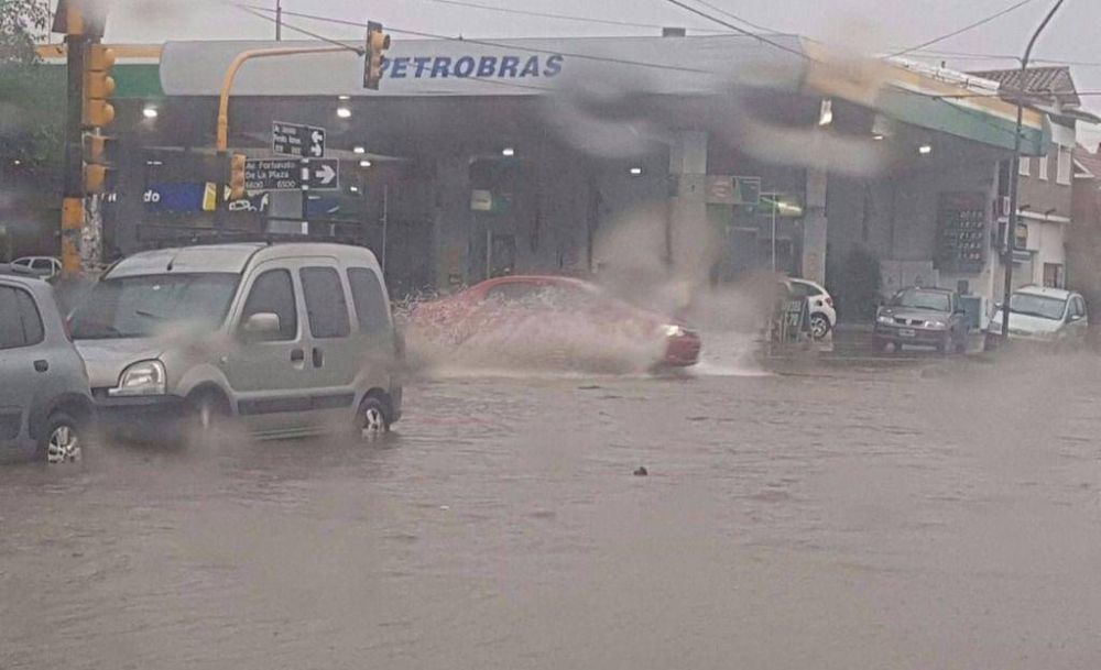 Temporal: calles anegadas y autos bajo el agua en Mar del Plata