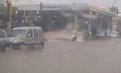 Temporal: calles anegadas y autos bajo el agua en Mar del Plata