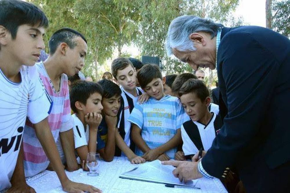 Alberto anunci� obras por m�s de $37 millones para los clubes