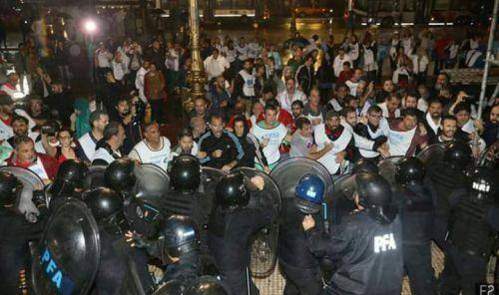 Cascallares repudi� la represi�n contra docentes en el Congreso