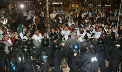 Cascallares repudi� la represi�n contra docentes en el Congreso