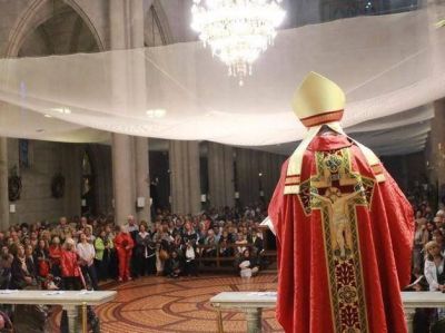 Decenas de fieles en la celebraci�n del Domingo de Ramos en la Catedral