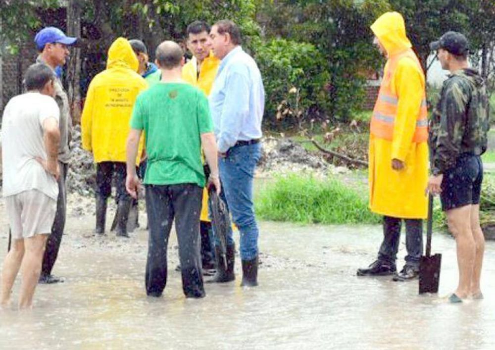 Jorge Jofr recorri con su gabinete los barrios anegados por lluvias