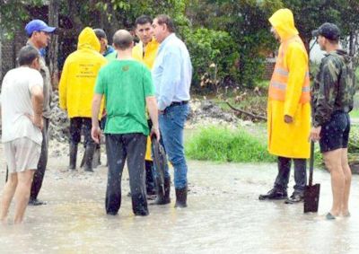 Jorge Jofr� recorri� con su gabinete los barrios anegados por lluvias
