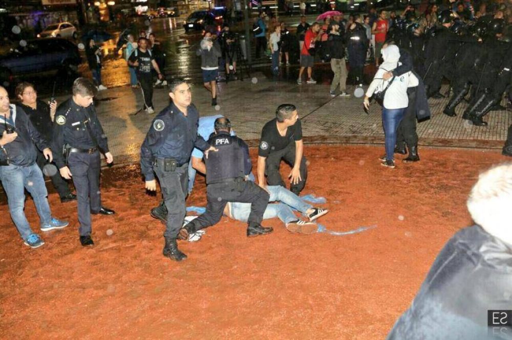 Represin a los docentes: la oposicin hace cola para cuestionar a Macri y el accionar policial