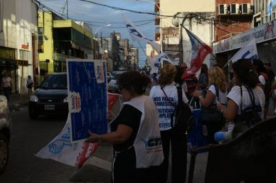 Sin medidas de fuerza, los docentes esperan ser llamados por Vidal