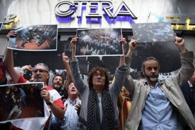 Los docentes paran ma�ana en todo el pa�s en repudio a la represi�n