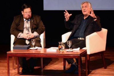 Alberto disert� en la UNSL y cont� c�mo San Luis se convirti� en un Estado Llamante para recibir a quienes huyen de la guerra