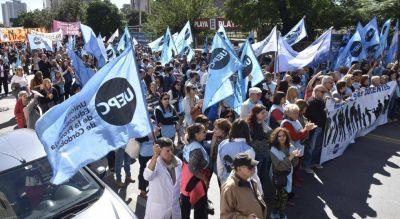 En C�rdoba, los docentes tambi�n paran contra el desalojo policial