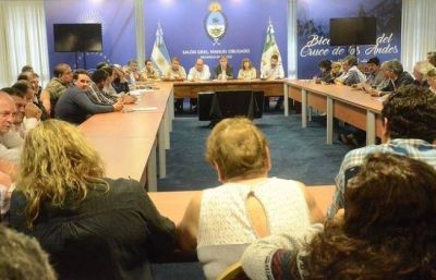 Far�as pidi� a los gremios cesar con los paros, pero no mejor� la oferta
